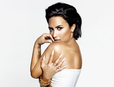La cantante Demi Lovato padece trastorno bipolar. Declaró que ha podido vivir feliz, a pesar de su trastorno, gracias a su tratamiento.