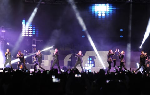 Más tarde, Mercurio alborotó a sus fanáticas con Chicas chic y Sugar reunió de nueva cuenta a la banda con la otra.