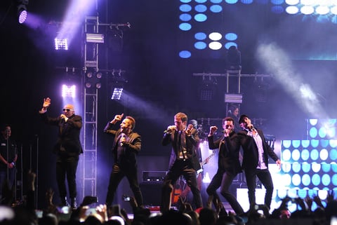 Tienes magia fue la canción que volvió a reunir a los 10 cantantes, algo que emocionó al máximo a las mujeres sobre todo a una señora que acudió al Coliseo Centenario con su hija; las dos no paraban de gritar.