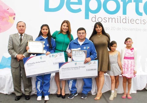 Los ajedrecistas, Ametalli Ávila y Alejandro González Bringas recibieron su premio.