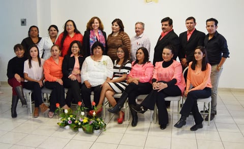 21112016 SE JUBILA.  Compañeros de trabajo de la maestra Patricia Gabriela Martínez Herrera, quien desde el primero de noviembre se jubiló.