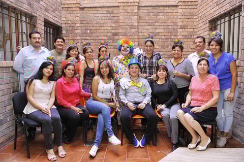 21112016 FESTEJA SU CUMPLEAñOS.  Alberto Ledezma acompañado de alumnos de conocido plantel educativo de la región.