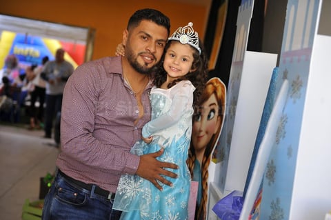 21112016 COMO UNA PRINCESITA.  Margoth Rodríguez  celebró su tercer aniversario de vida. En la imagen, la acompaña su papá, César Rodríguez.