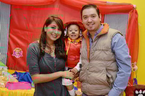 22112016 EN UN CUMPLEAñOS.  Matías acompañado de sus papás Susana y Carlos Alberto.