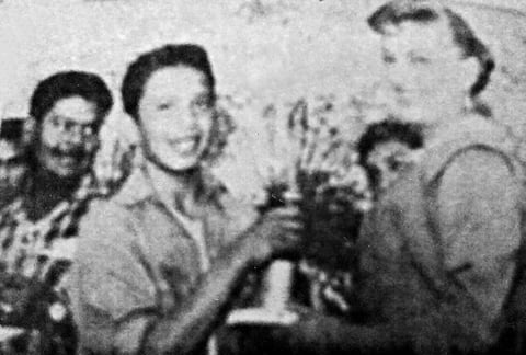 20112016 Jesús Sotomayor Garza, capitán del cuarteto de alumnos que participaron
en la carrera chusca dentro de las festividades del Festival de Torreón en 1957. Recibe el trofeo de primer lugar de parte de Chela Reyna, reina del carnaval.