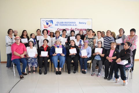 20112016 Sobrevivientes de cáncer de mama reciben prótesis