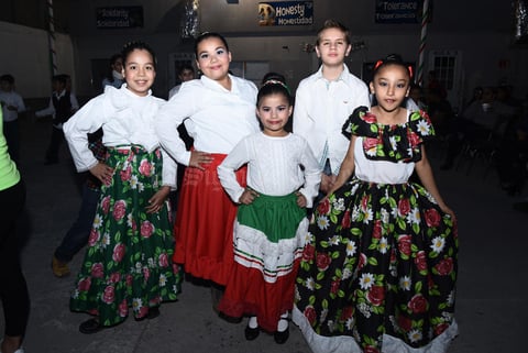 20112016 Camila, Angélica, Lenika, Jorge y María José.