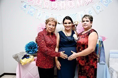 20112016 Jaqueline y las organizadoras del baby shower.