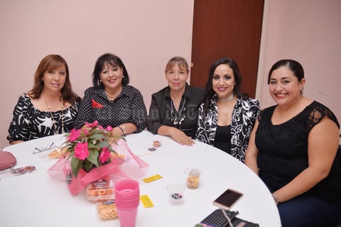 24112016 Felicitan a la novia