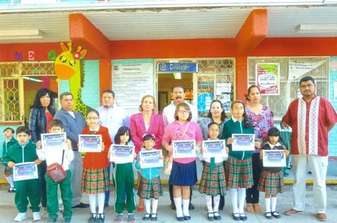 25112016 ORGULLOSOS POR SU TRIUNFO.  Ganadores del concurso de catrinas y catrines de la Escuela Miguel Hidalgo.