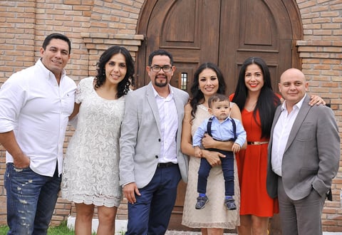 Rodrigo Martínez Cueva con sus papás, Eduardo Martínez y Patricia Cueva, y sus padrinos, Gerardo Guerrero, Nancy Ávalos, Ricardo Arriola y Tania Capón