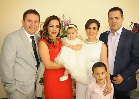 Isabella con sus papás, Edick Reyes y Alma Vázquez, sus padrinos, Carlos Sánchez y Viviana Borrego, y su hermanito, Gonzalo