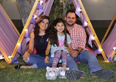 Ana Laura con sus papás, Laura Cueva de Araluce y Eduardo Araluce