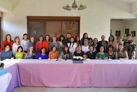 La feliz pareja con el grupo de Room Mothers