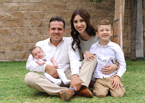 Eduardo Peña y Ana Teresa de la Cueva con sus hijos, Eduardo y Santiago