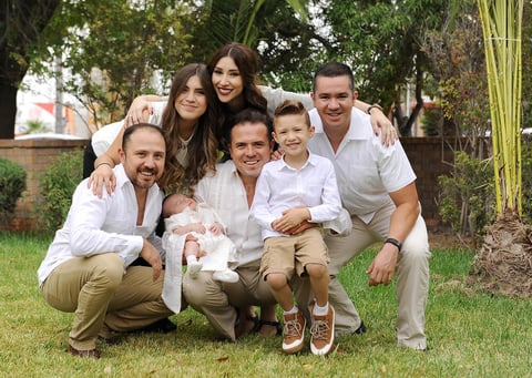 Eduardo y Santiago con sus papás, Eduardo Peña y Ana Teresa de la Cueva, y sus padrinos, Luis Manuel de la Cueva, Juan José Peña y Marcela Peña