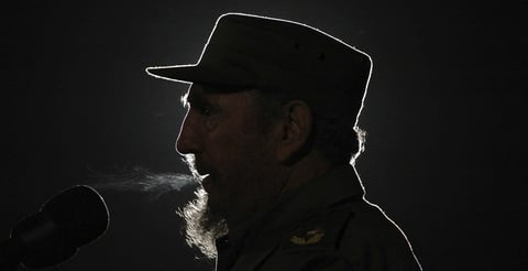 Fidel Castro vio en sus últimos días cómo su enemigo y su propio país, bajo el mandato de su hermano Raúl, daban un giro diplomático histórico con el anuncio, el 17 de diciembre de 2015, para restablecer relaciones diplomáticas después de más de medio siglo de enfrentamiento.
