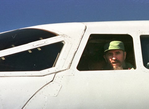 Fidel Castro se mantuvo en el poder 49 años y 55 días marcados, entre otros hitos, por el enfrentamiento con Estados Unidos, su alianza con la URSS, la crisis económica en que se hundió la isla tras caer ese bloque y la revolución "bolivariana" capitaneada por su pupilo venezolano Hugo Chávez, que se convirtió en el principal aliado de la Cuba castrista en el siglo XXI.