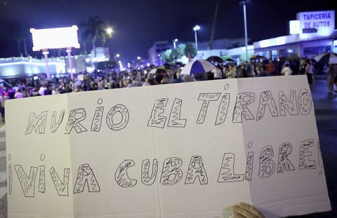 Carteles contra el difunto líder se hicieron ver en las calles.