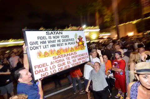 Tan pronto se dio a conocer la noticia, los exiliados cubanos salieron a las calles.