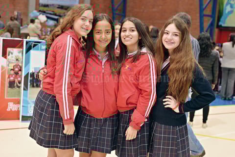 26112016 FERIA DE INGLéS.  Paulina, Esmeralda, Betty y Alexa.