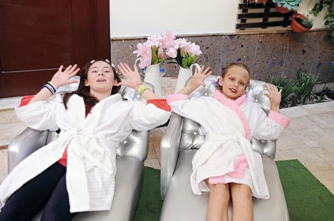 26112016 EN EL SPA.  Estefanía y Emiliana.