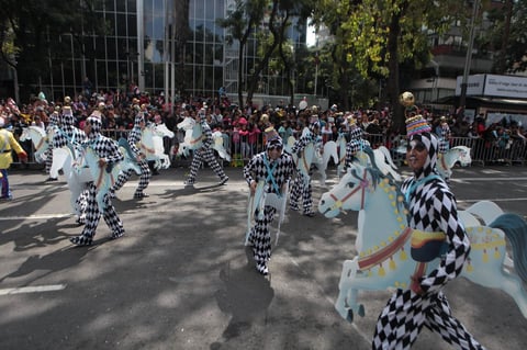 Los participantes adornaron el desfile con sus disfraces.