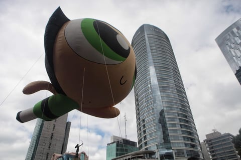 Un globo enorme de Las Chicas Superpoderosas durante el desfilo.