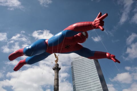 Un globo de Spiderman voló por las calles de Ciudad de México.