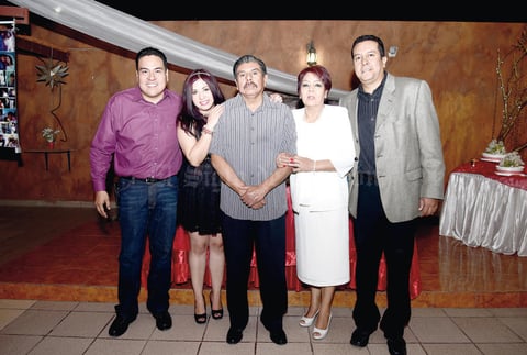 27112016 La pareja en compañía de sus hijos, Dr. Juan Carlos, Ing. Julio César y Lic. Perla Berenice Sánchez Enríquez.
