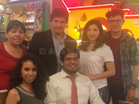 27112016 REUNIóN FAMILIAR.  Rodolfo Javier Cayetano Salazar en compañía de su familia en la celebración de su titulación como Ingeniero Mecatrónico.