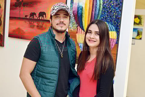 27112016 ASISTEN A MUESTRA ARTíSTICA.  Mauricio y Nayely.