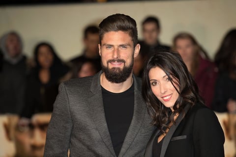 El futbolista francés Olivier Giroud (i) y su esposa Jennifer.