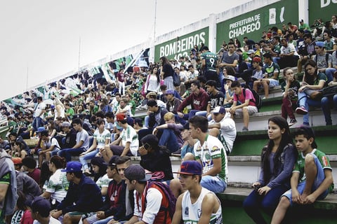 Como su fuera un partido, los aficionados se dieron cita al estadio.