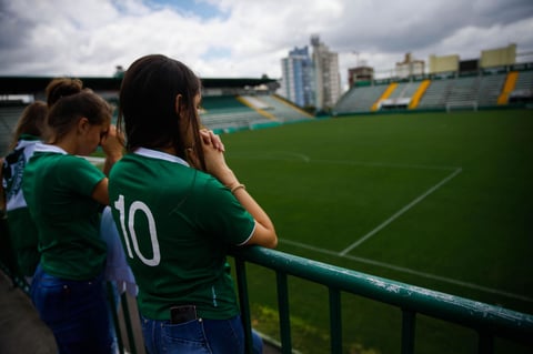 Vistiendo los colores de su equipo, fanáticos acudieron al estadio.