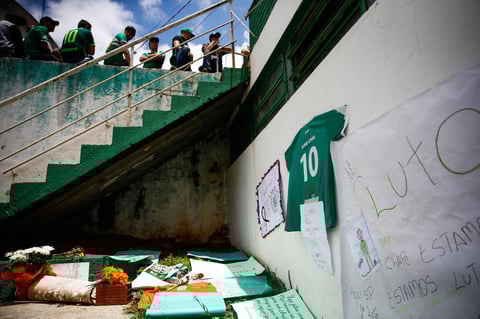 Para expresar sus condolencias, llorar con sus amigos y solidarizarse con este suceso, el más grave de la historia para el mundo del futbol,