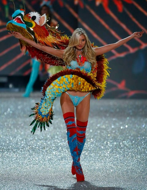 Una modelo participa en el desfile de moda de Victoria Secret 2016.