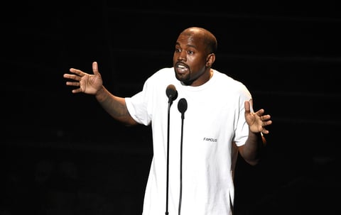 El rapero Kanye West ingresó a un hospital psiquiátrico tras sufrir un colapso nervioso y mostrar un compartamiento errática en escena.
