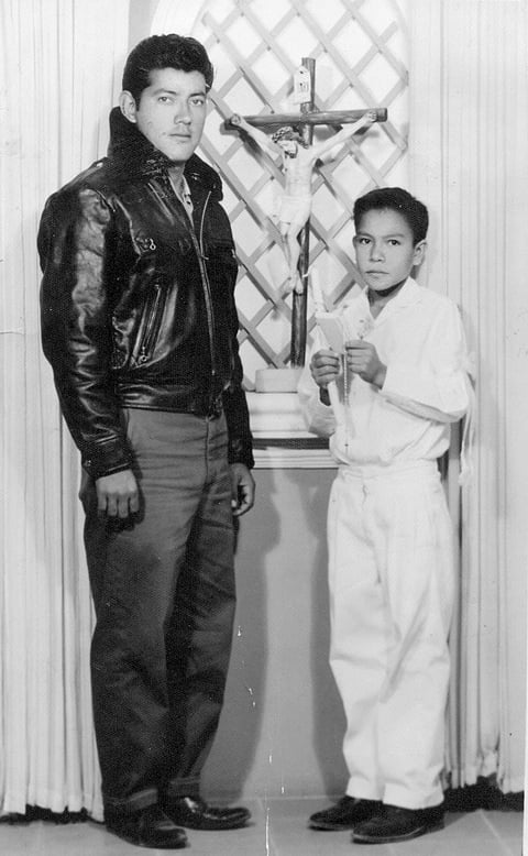 04122016 Jesús Rodríguez Espinoza en su primera comunión en 1960 acompañado de su padrino, Hilario Ruiz.