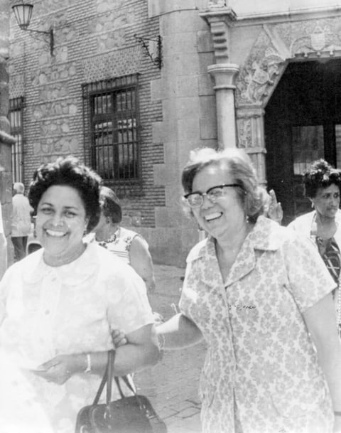 04122016 Saliendo del Escorial, Socorro Lesprón de García acompañada de Graciela García Rodríguez en 1970.