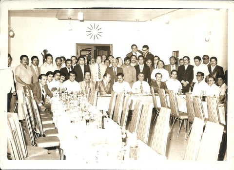 04122016 Lic. Humberto Torrres (al centro de la mesa) en compañía de los ex Presidentes Municipales Lic. Solis Amaro, Lic. Barulio Fernández, Lic. Manlio Gómez, los licenciados Ernesto De La Torre, Gabriel Anaya, Jesús Romo y otros en 1973.