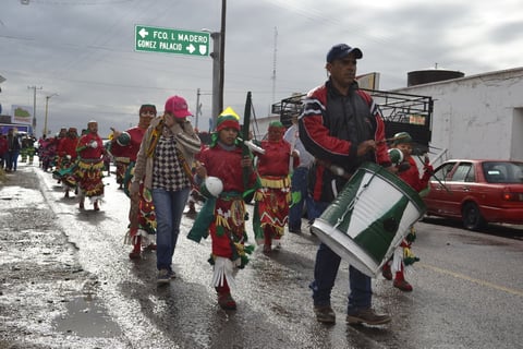 La tambora es el instrumento que lidera el ritmo de los danzantes y es una de las partes más esenciales para la danza.