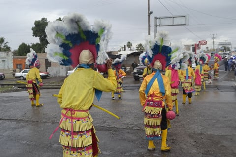 Diversos atuendos coloridos adornaron las calles de Gómez Palacio.