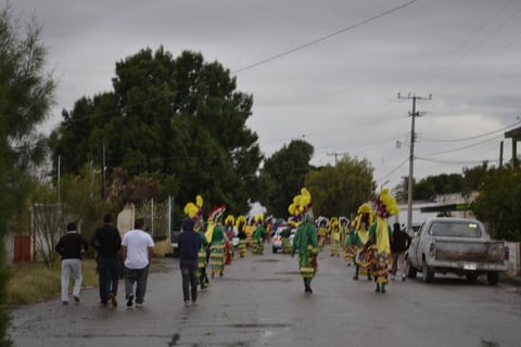 La peregrinación inició desde la entrada a la Villa Gregorio A. García, hasta la capilla de la comunidad.