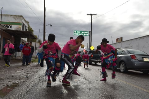 La intensidad de los danzantes no dejó que la lluvia les echara atrás los ánimos.