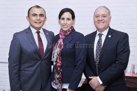 04122016 Ing. Juan Carlos Herrera Gutiérrez, primer socio del club en alcanzar el grado de Distinguido Toastmaster acompañado de su esposa y el Ing. Francisco Onofre.