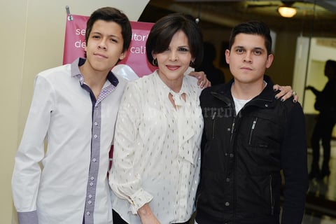 08122016 Marcela Pámanes en compañía de sus hijos.
