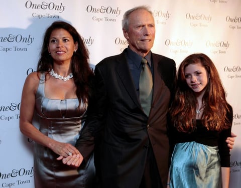 Mientras estaba casado con su primera esposa, Maggie Johnson, el actor tuvo a su primera hija Kimber Tunis, junto a la bailarina Roxanne Tunis en 1964. Con Johnson luego tuvo dos hijos, Kyle y Alison. Después de divorciarse de su esposa, Eastwood tuvo un romance con la azafate Jacelyn Reeves, con quien tuvo dos hijos más,  Scott y Kathryn. Después, el actor tuvo una hija, Francesca Fisher-Eastwood, con la actriz Frances Fisher. Finalmente, se casó con la presentadora de televisión Dina Ruiz en 1996, con quien tuvo una hija, Morgan.
