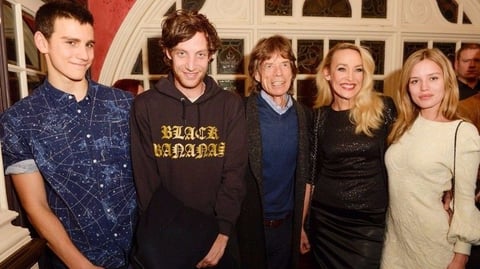 El cantante de los Rolling Stones fue padre por primera vez de Karis Hunt Jagger, con Marsha Hunt en 1970. Luego recibió a una niña, Jade Jagger, de su esposa, Bianca De Macias. Su relación con la modelo Jerry Hall tuvo como fruto cuatro hijos: Elizabeth, James, Georgia y Gabriel. En 1999, Jagger dio la bienvenida a un niño Lucas Maurice  con la modelo brasileña Luciana Gimenez. 
Mick Jagger, celebró el nacimiento de su octavo hijo con la bailarina Melanie Hamrick de 29 años de edad.