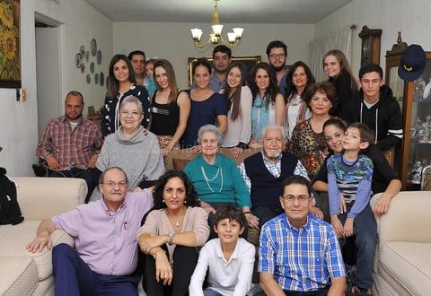 Martha Torres y Francisco Ledesma con sus hijos, nietos y bisnietos